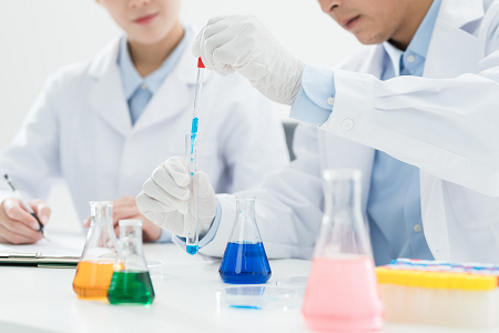 Воведување на комбинацијата на SARS-CoV-2 / FLU A и B / RSV антигенски комплет за брз тест